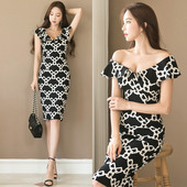 Stílusos női ruha V-nyakú fekete-fehér színben