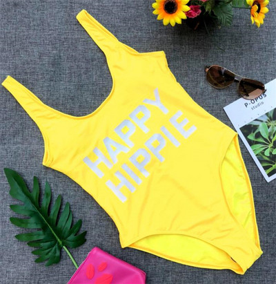 Costum de baie complet modern, cu o inscripție în galben și roșu