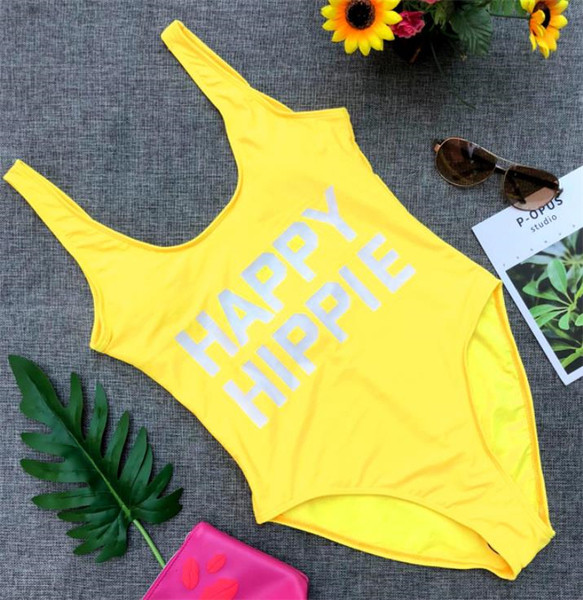 Costum de baie complet modern, cu o inscripție în galben și roșu