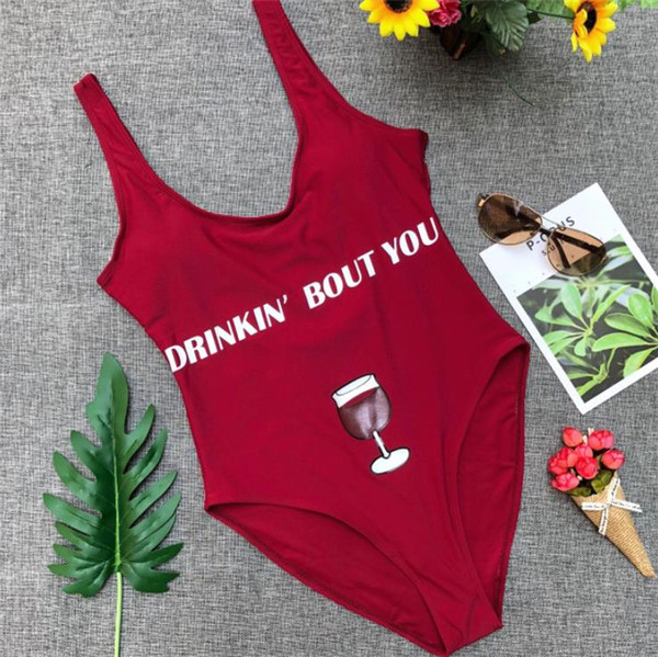 Costum de baie complet modern, cu o inscripție în galben și roșu