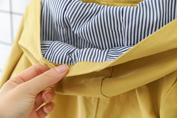 Modern gyerekkabát fiúknak kék és sárga kapucnival