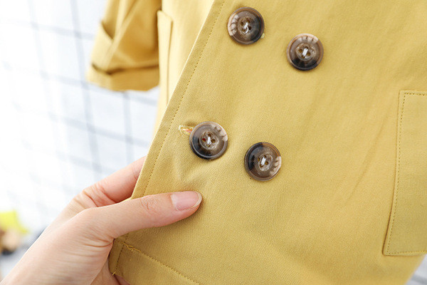 Modern gyerekkabát fiúknak kék és sárga kapucnival