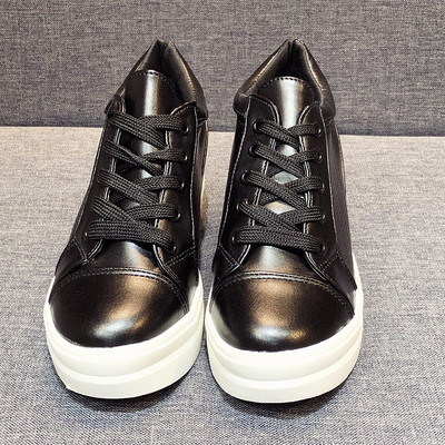 Alkalmi női tornacipő belső platformmal, fekete-fehér színben