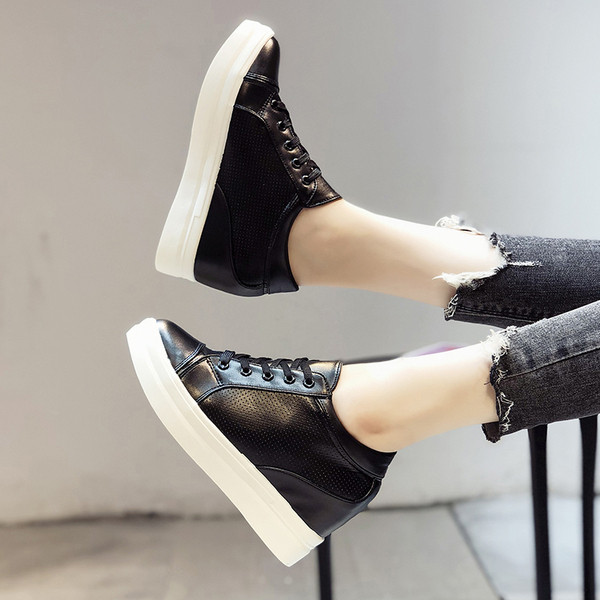 Alkalmi női tornacipő belső platformmal, fekete-fehér színben