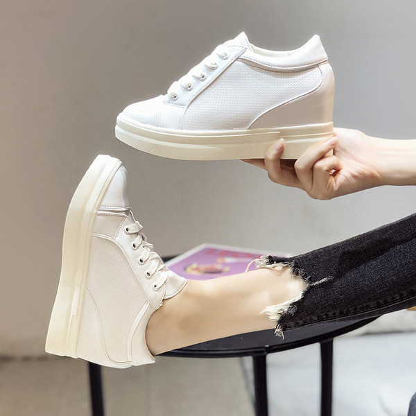 Alkalmi női tornacipő belső platformmal, fekete-fehér színben