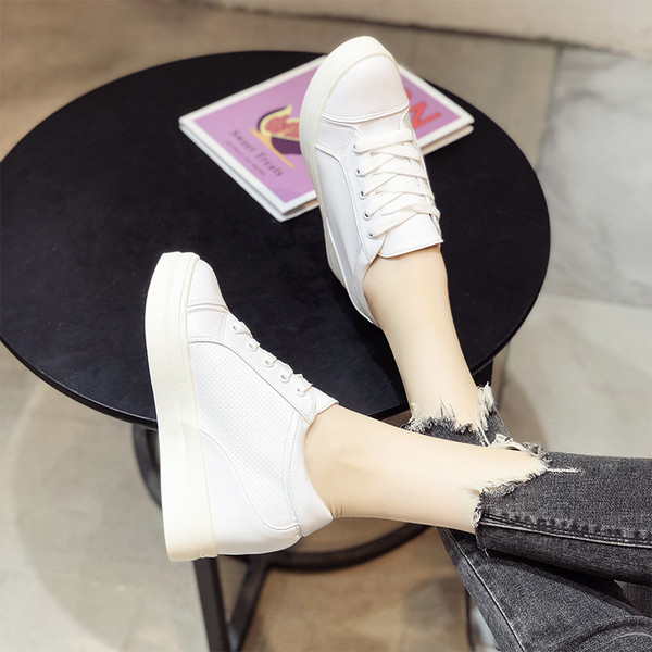 Alkalmi női tornacipő belső platformmal, fekete-fehér színben