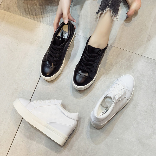 Alkalmi női tornacipő belső platformmal, fekete-fehér színben