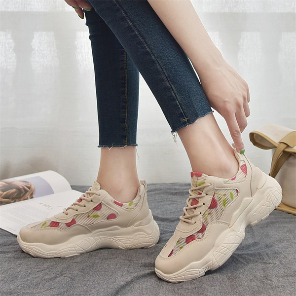 Tenisi actuali de dama cu talpa aspra in bej si alb