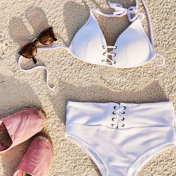 Női fürdőruha két részes fehér és nyakkendős színben