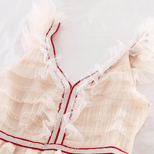 Modern női ruha két színben, tüllvel