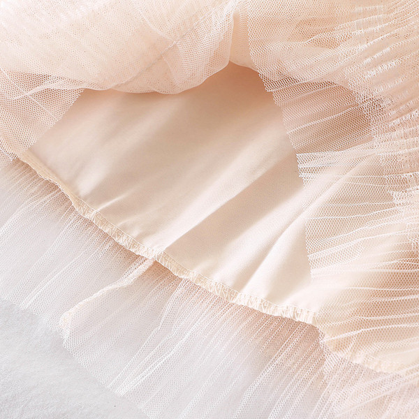 Modern női ruha két színben, tüllvel