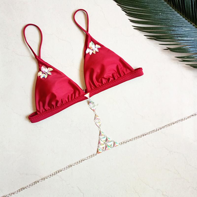 ÚJ modell fürdőruha háromszög alakú felsővel, piros kövekkel