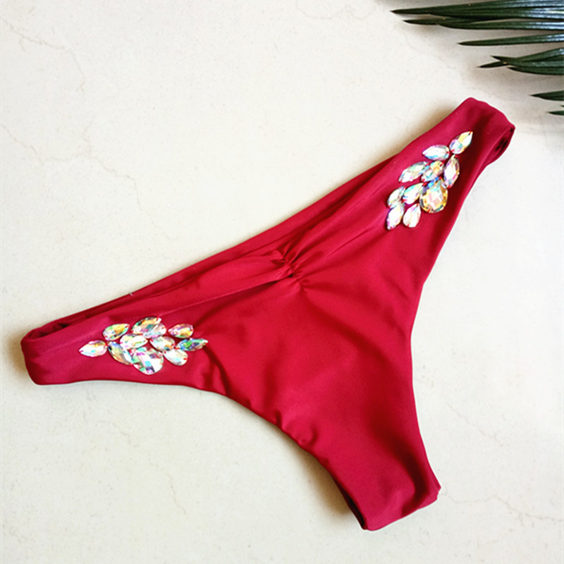 ÚJ modell fürdőruha háromszög alakú felsővel, piros kövekkel