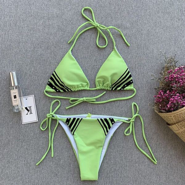 Modern kétrészes fürdőruha háromszög alakú felsővel, négy színben