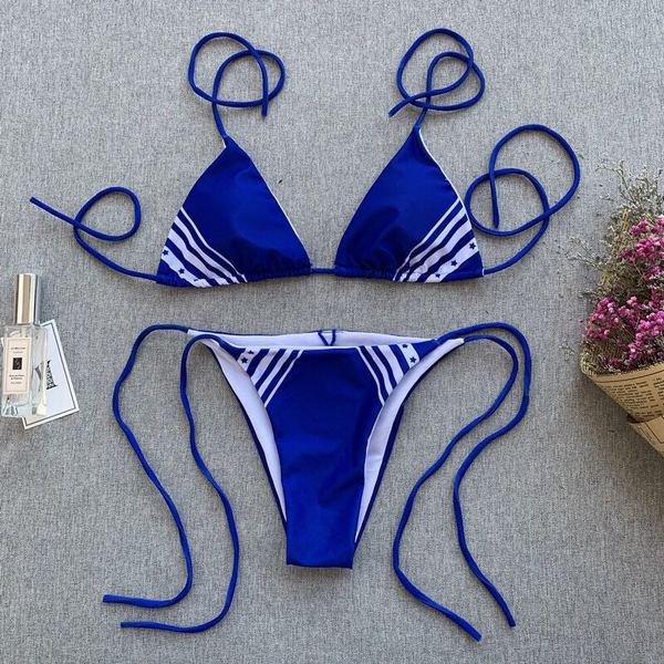 Modern kétrészes fürdőruha háromszög alakú felsővel, négy színben