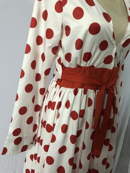 Alkalmi női ruha, hosszú ujjú fehér pöttyökkel