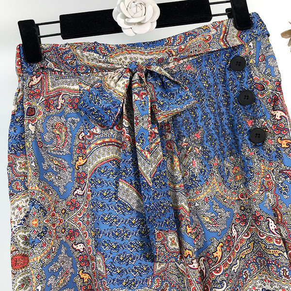 Női hosszú szoknya, derékban gombokkal és megkötővel