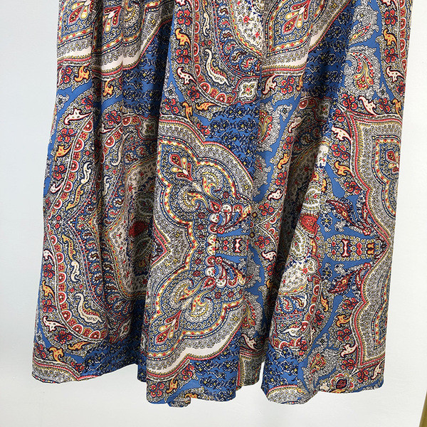 Női hosszú szoknya, derékban gombokkal és megkötővel