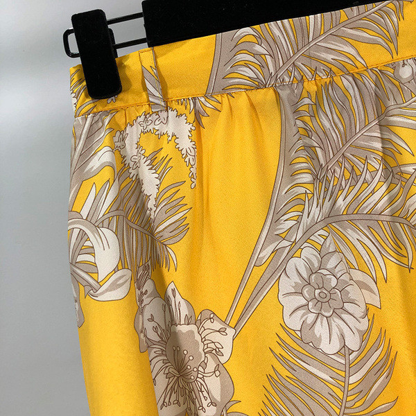 Női hosszú szoknya gombokkal és gumírozott derékkal