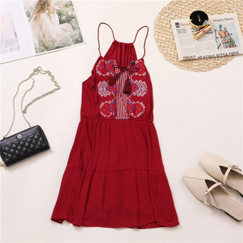 Nyári női ruha hímzéssel, vékony pántokkal