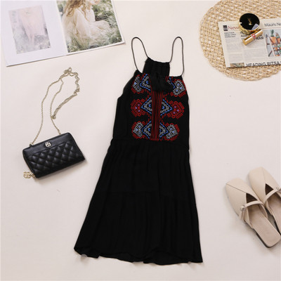 Nyári női ruha hímzéssel, vékony pántokkal