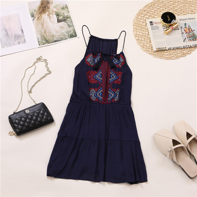 Nyári női ruha hímzéssel, vékony pántokkal