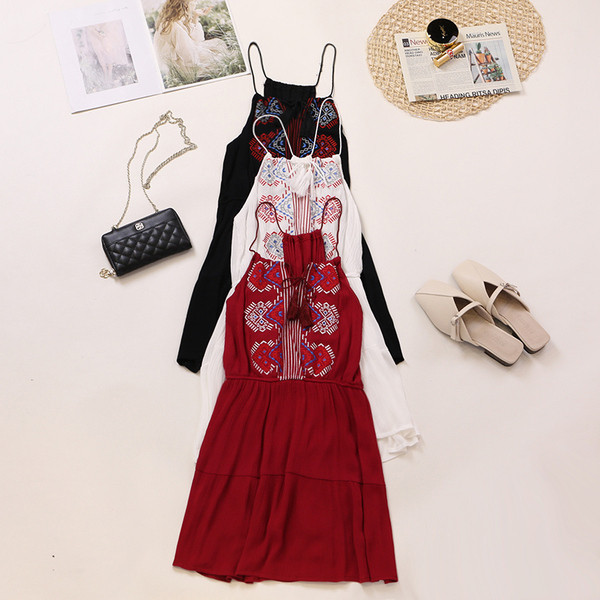 Nyári női ruha hímzéssel, vékony pántokkal