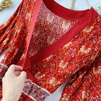 Modern női ruha V-nyakú és hosszú ujjú piros színben