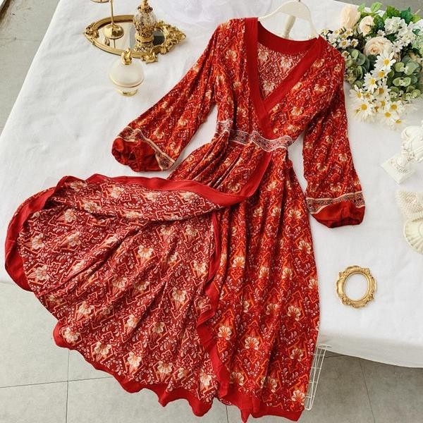 Modern női ruha V-nyakú és hosszú ujjú piros színben