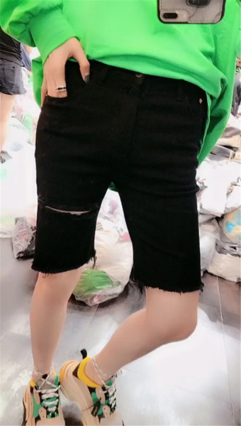 Női topik farmernadrág 3/4 hosszban, szakadt motívumokkal