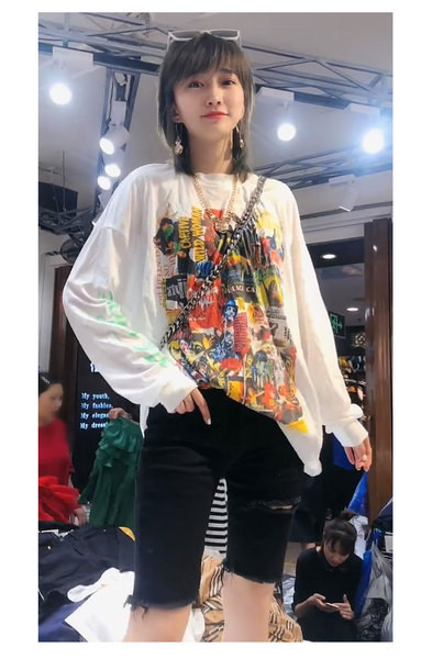 Női topik farmernadrág 3/4 hosszban, szakadt motívumokkal