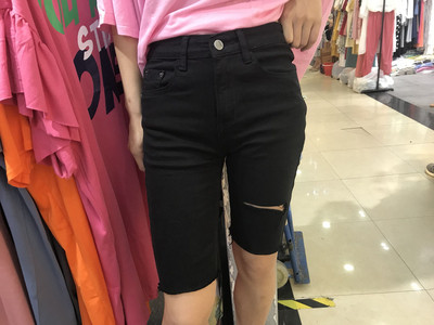 Női topik farmernadrág 3/4 hosszban, szakadt motívumokkal