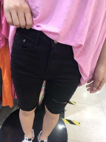 Női topik farmernadrág 3/4 hosszban, szakadt motívumokkal