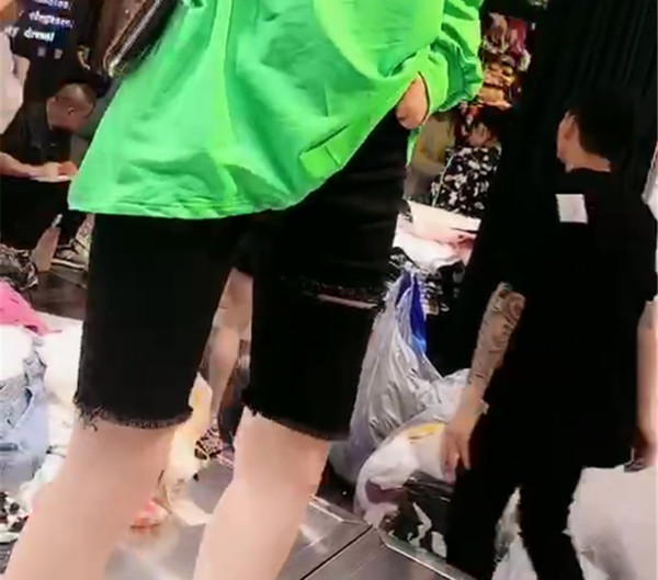 Női topik farmernadrág 3/4 hosszban, szakadt motívumokkal