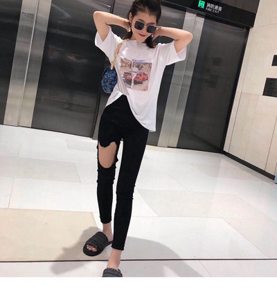 Modern női farmer fekete színben, szakadt motívumokkal