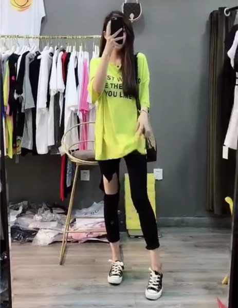 Modern női farmer fekete színben, szakadt motívumokkal