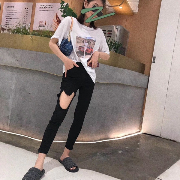 Modern női farmer fekete színben, szakadt motívumokkal