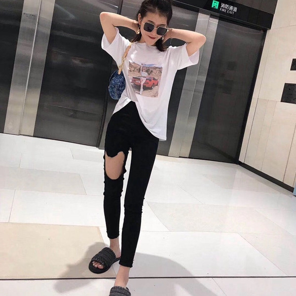 Modern női farmer fekete színben, szakadt motívumokkal