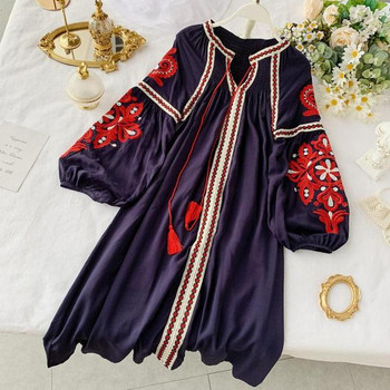 Modern női ruha széles ujjal és több színben hímzéssel