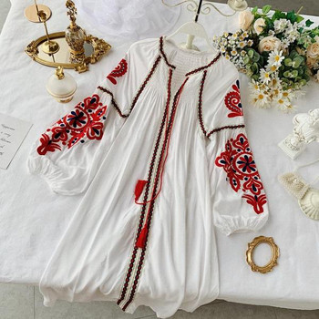 Modern női ruha széles ujjal és több színben hímzéssel