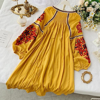 Modern női ruha széles ujjal és több színben hímzéssel