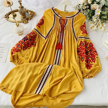 Modern női ruha széles ujjal és több színben hímzéssel