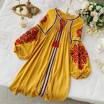 Modern női ruha széles ujjal és több színben hímzéssel