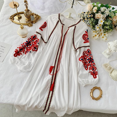 Modern női ruha széles ujjal és több színben hímzéssel