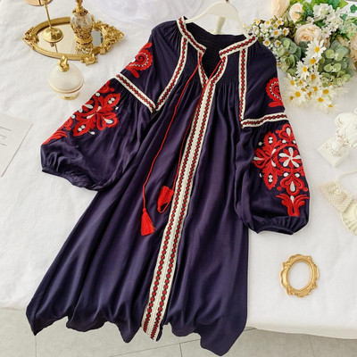 Modern női ruha széles ujjal és több színben hímzéssel