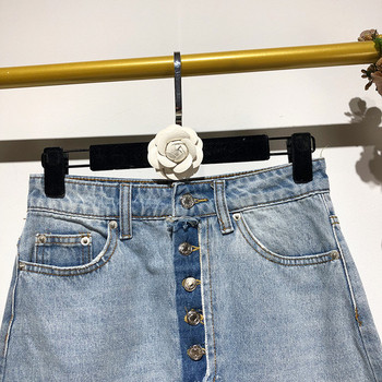 Rövid farmerszoknya kék gombokkal