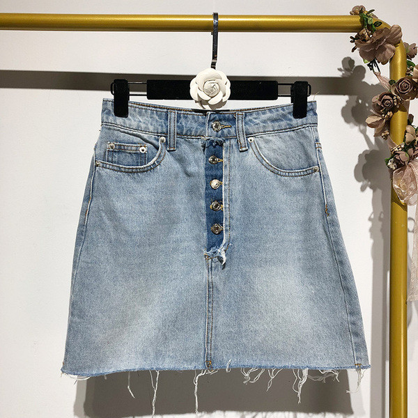 Rövid farmerszoknya kék gombokkal