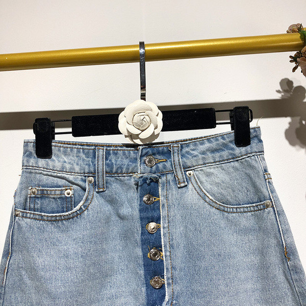 Rövid farmerszoknya kék gombokkal