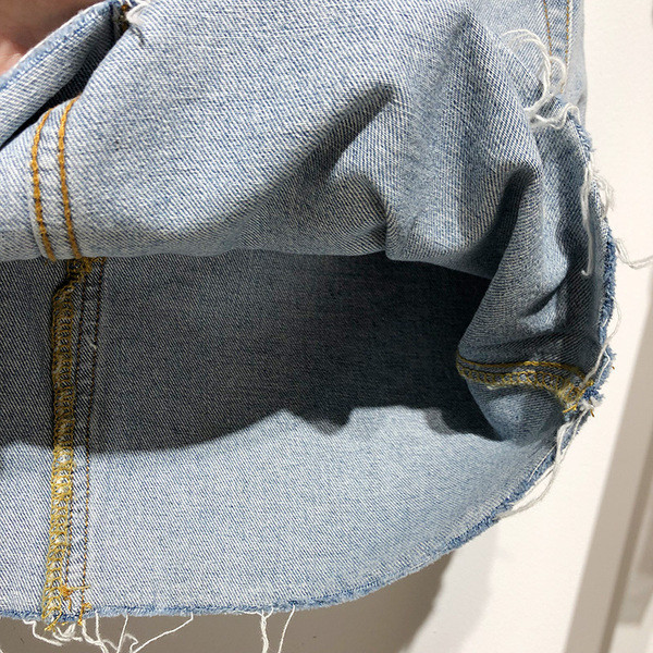 Rövid farmerszoknya kék gombokkal