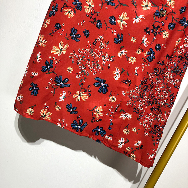 Piros, hosszú, lezser szoknya virágmintával